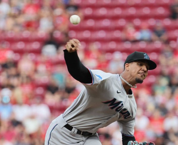 Christian Encarnación y Joe Votto fueron pieza clave para los Rojos de Cincinnati al sacarla del parque ante el lanzador de Miami Marlins