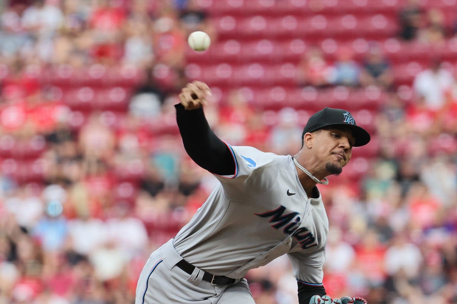 Christian Encarnación y Joe Votto fueron pieza clave para los Rojos de Cincinnati al sacarla del parque ante el lanzador de Miami Marlins