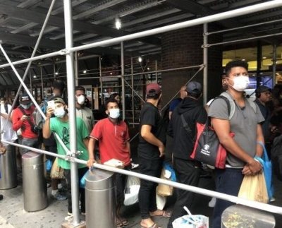 Nueva York confirmó que entre los lugares que evalúa para albergar a los inmigrantes está la prisión federal de Manhattan que fue cerrada desde 2021 por malas condiciones que incluían plagas de ratas e insectos y fugas de agua.