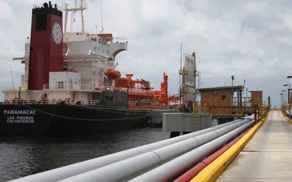 Las exportaciones petroleras de Venezuela en julio alcanzaron un promedio de 877.032 barriles por día (b/d) con lo que se convierte en el mes más exitoso