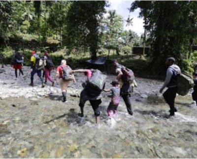 En lo que va de 2023 han llegado a Panamá por la jungla una cifra inédita casi 300 mil migrantes irregulares dijo el Servicio Nacional de Migración.