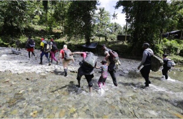 En lo que va de 2023 han llegado a Panamá por la jungla una cifra inédita casi 300 mil migrantes irregulares dijo el Servicio Nacional de Migración.