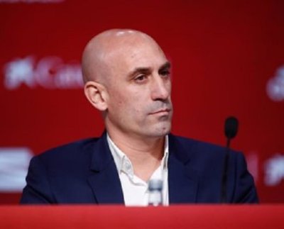 Luis Rubiales indicó que hay un complot en su contra por parte de algunas personas que están dentro del organismo y que el beso fue espontaneo