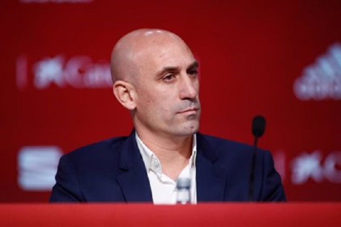 Luis Rubiales indicó que hay un complot en su contra por parte de algunas personas que están dentro del organismo y que el beso fue espontaneo