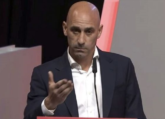 La FIFA decidió este sábado suspender de manera provisional, al presidente de la Real Federación Española de Fútbol Luis Rubiales
