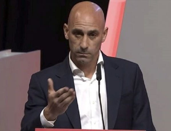La FIFA decidió este sábado suspender de manera provisional, al presidente de la Real Federación Española de Fútbol Luis Rubiales