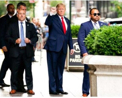 Trump está acusado de conspiración para defraudar a EE.UU. conspiración para obstruir un procedimiento oficial obstrucción e intento de obstruir un procedimiento oficial