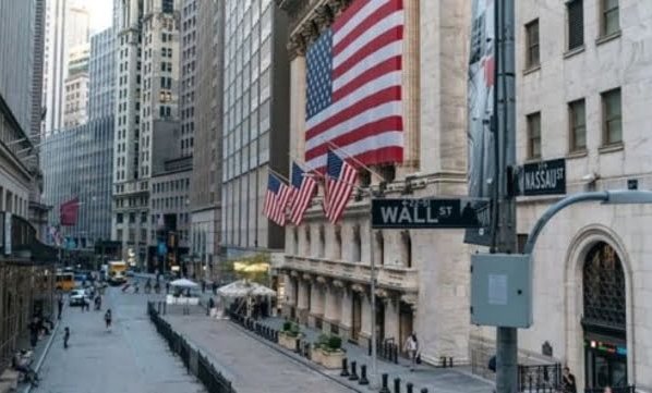 En Wall Street todos los sectores cerraron en rojo incluyendo sectores como la tecnología, comunicaciones, bienes no esenciales y la industria .