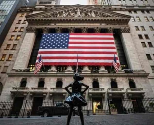 En Wall Street el sector energético ganó un 2 % gracias a una nueva alza en el precio del petróleo que este lunes fin de mes terminó por encima de los 81 dólares el barril.