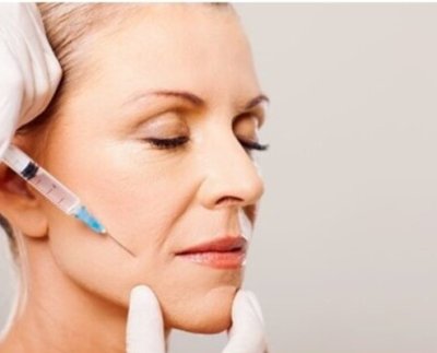 El ácido hialurónico ayuda a mantener la hidratación reparar la piel y luchar contra los signos visibles del envejecimiento.