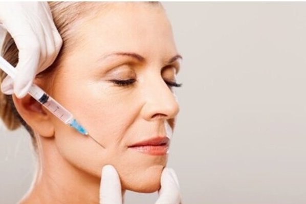 El ácido hialurónico ayuda a mantener la hidratación reparar la piel y luchar contra los signos visibles del envejecimiento.