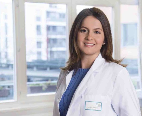 Ahora se dedica a ayudar a otros colegas hispanos a establecerse en el país donde los especialistas tienen sueldos mucho más altos y condiciones laborales mejores.