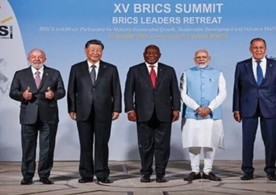 El presidente sudafricano Cyril Ramaphosa anunció este jueves que el grupo Brics acordó el ingreso como miembros plenos al bloque a Argentina y otros ocho países.