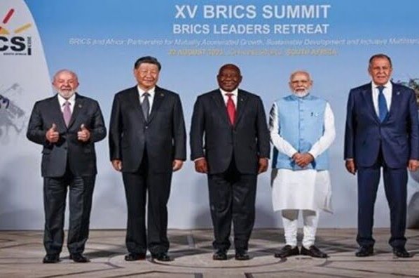 El presidente sudafricano Cyril Ramaphosa anunció este jueves que el grupo Brics acordó el ingreso como miembros plenos al bloque a Argentina y otros ocho países.
