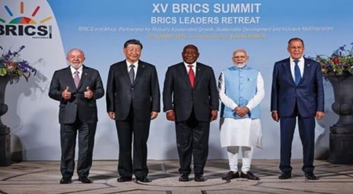 El presidente sudafricano Cyril Ramaphosa anunció este jueves que el grupo Brics acordó el ingreso como miembros plenos al bloque a Argentina y otros ocho países.