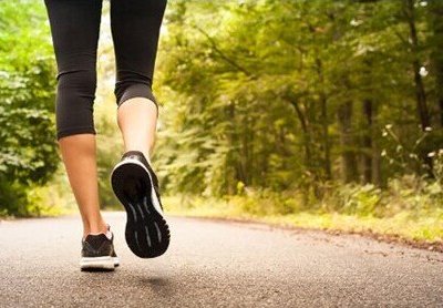 Los adultos mayores de 65 años o más pueden reducir el riego de demencia simplemente con marchar de manera frecuente