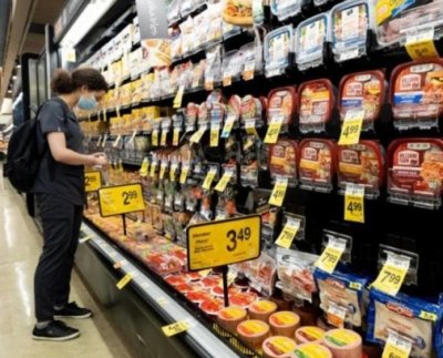 La confianza de los consumidores de Estados Unidos cayó ligeramente en agosto tras dos meses de aumento debido a mayores temores sobre el futuro de la economía