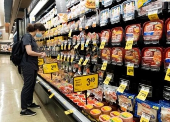 La confianza de los consumidores de Estados Unidos cayó ligeramente en agosto tras dos meses de aumento debido a mayores temores sobre el futuro de la economía