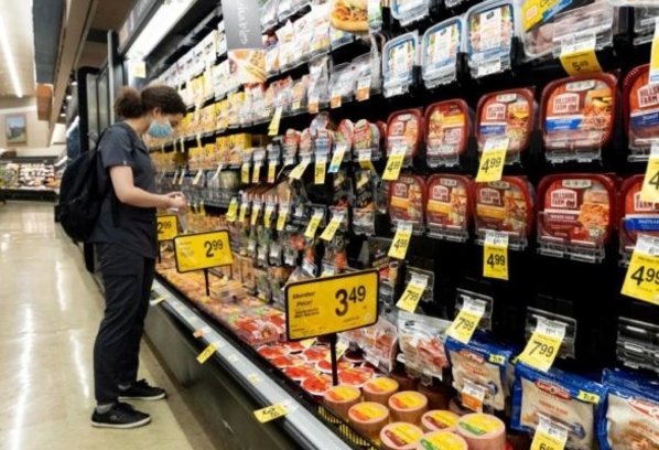 La confianza de los consumidores de Estados Unidos cayó ligeramente en agosto tras dos meses de aumento debido a mayores temores sobre el futuro de la economía