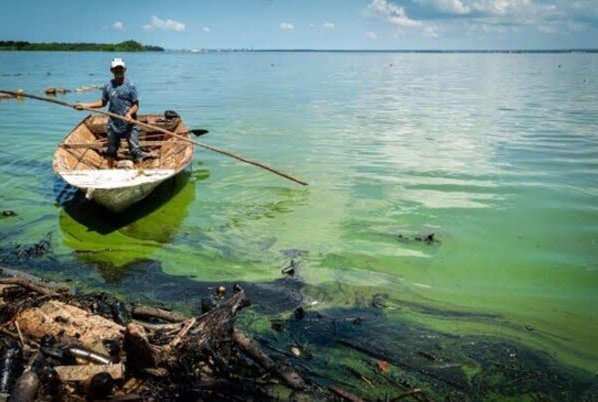 Las fugas de petróleo de kilómetros de oleoductos que se extienden por las profundidades del lago de Maracaibo constituyen un problema medioambiental y de salud pública.