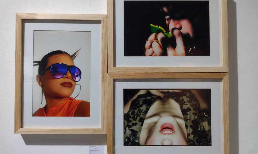 En esta exposición colectiva podemos apreciar la mirada fotográfica de 108 estudiantes cursante de la especialidad de Diseño Gráfico e Ilustración