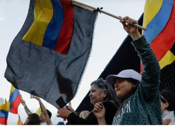 Se cree que algunos miembros de la familia están fuera de Ecuador y viajan de regreso para la ceremonia fúnebre. La familia de Villavicencio ha mantenido hasta ahora su velatorio en privado.