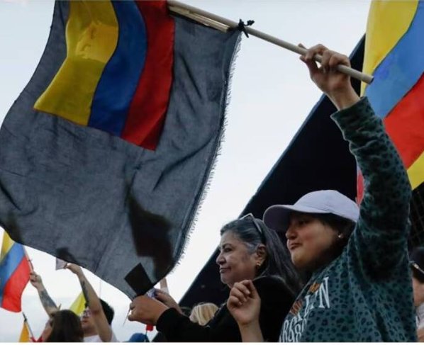 Se cree que algunos miembros de la familia están fuera de Ecuador y viajan de regreso para la ceremonia fúnebre. La familia de Villavicencio ha mantenido hasta ahora su velatorio en privado.
