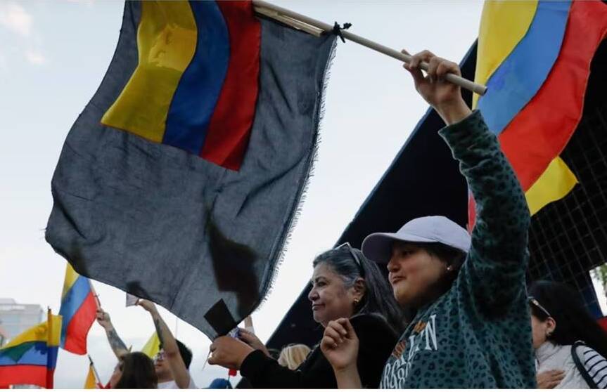 Se cree que algunos miembros de la familia están fuera de Ecuador y viajan de regreso para la ceremonia fúnebre. La familia de Villavicencio ha mantenido hasta ahora su velatorio en privado.