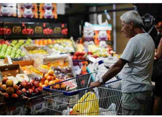 La devaluación de la moneda se trasladó rápidamente a los precios y se espera que el incremento mensual de precios de agosto supere los dos dígitos.