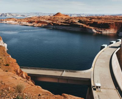 las energías renovables deben superar una serie de obstáculos para afianzarse y alcanzar la meta de producir el 100% de energía verde a nivel global.