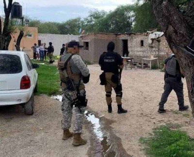 Luego del hallazgo realizado por agentes de la Fiscalía General del Estado de Jalisco personal de la policía estatal resguardaron el sitio.
