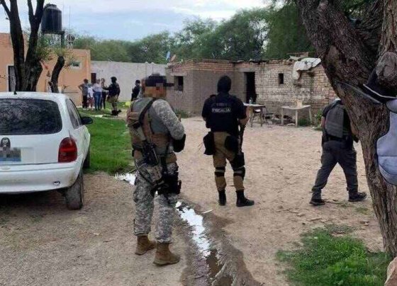 Luego del hallazgo realizado por agentes de la Fiscalía General del Estado de Jalisco personal de la policía estatal resguardaron el sitio.