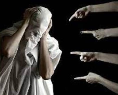 La política cree equivocadamente que haciéndole sufrir a quien se opone a sus pretensiones un destino innecesariamente cruel es causa para ufanarse de alguna gloria alcanzada.