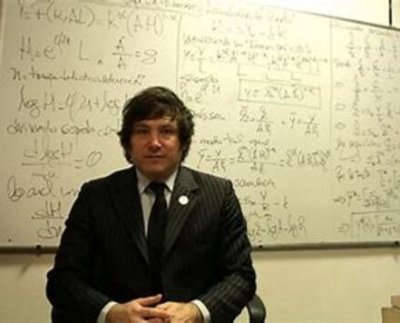 Con triunfo de J. Milei el Socialismo suramericano pierde espacios Con el eventual triunfo en las Primarias Argentinas PASO y ante las propuestas de Javier Milei para llegar a la presidencia de Argentina, se hace evidente grandes cambios en el cono sur. ¿Quién es Javier Milei, candidato presidencial de derecha? Carlos Rodríguez, asesor de La Libertad Avanza: Hay dos 'Mileis', una cosa es lo que dice y otra lo que hará. Javier Milei, el candidato de derecha a la presidencia de Argentina más votado este domingo en las elecciones primarias, abiertas, simultáneas y obligatorias (PASO), impulsa un plan que promete transformar el país en tres etapas que abarcarían 35 años. La plataforma electoral nacional de su partido, La Libertad Avanza ―donde formaliza su programa de gobierno―, señala que en una primera instancia se trabajaría en un recorte significativo del gasto público y una reforma para reducir impuestos, con una flexibilización en los ámbitos laboral, comercial y financiero. Las medidas de segunda generación incluirían una reforma para recortar los fondos que se destinan a jubilaciones y pensiones, una reducción del número de ministerios a ocho y disminución paulatina de los planes sociales. Y para concluir con el plan se prevé la “liquidación” del Banco Central y reformas de los sistemas de salud, educación y seguridad. Otras propuestas polémicas, como la dolarización de la economía, convierten a Milei en la gran novedad de la política argentina en las elecciones del próximo octubre de 2023. El diagnóstico de La Libertad Avanza Según el documento inscrito en la Cámara Nacional Electoral, La Libertad Avanza promueve valores como “la meritocracia, la defensa del derecho a la vida desde la concepción, la honestidad en la administración de los recursos públicos”, entre otros, y sienta sus bases en “el libre mercado y la libre competencia”. A la vez, plantea que lo que denomina “los gobiernos populistas y totalitarios” generaron un “Estado paternalista” que fomentó la “relajación de los esfuerzos” y desincentivó a las empresas privadas y a las personas “que terminaron quebrando o yéndose del país”. Las principales propuestas de la transformación de 35 años de Milei Entre las ideas que el libertario ha promovido públicamente y que se reflejan en el documento, destacan como los principales ejes la reforma económica, la competencia de monedas que podría culminar en una dolarización, la unificación del tipo de cambio, la reducción de gastos estatales y la privatización de empresas públicas. En términos tributarios, las reformas contemplan la eliminación y baja de impuestos, así como las retenciones y derechos de exportación y todo tipo de aranceles de importación para insumos. Libre porte de armas y militarización de cárceles El líder libertario ya lo había advertido: la desregulación de tenencia de armas de fuego para los ciudadanos es una de las medidas que figuran en la plataforma electoral. También se incluye la militarización de establecimientos penitenciarios “a fin de recomponer el sistema”. Entre otros puntos de seguridad, se evalúa estudiar la baja de la edad de imputabilidad de los menores, prohibir el ingreso de extranjeros con antecedentes penales y la deportación inmediata de aquellos que cometan delitos en el país. Polémico y provocativo, las declaraciones públicas del precandidato presidencial por La Libertad Avanza agitan la conversación pública. Él puso muchas propuestas sobre la mesa informalmente en reiteradas oportunidades, aunque en su plataforma brilla por su ausencia la que se refiere al libre comercio de órganos. Sin embargo, hay quienes dudan ―incluso asesores cercanos. Lo que si se afirma en términos de la ciencia política, es que con los problemas de Maduro en Venezuela, los de Petro en Colombia y la irracionalidad en Nicaragua, el socialismo y el populismo, continuaran perdiendo espacios.