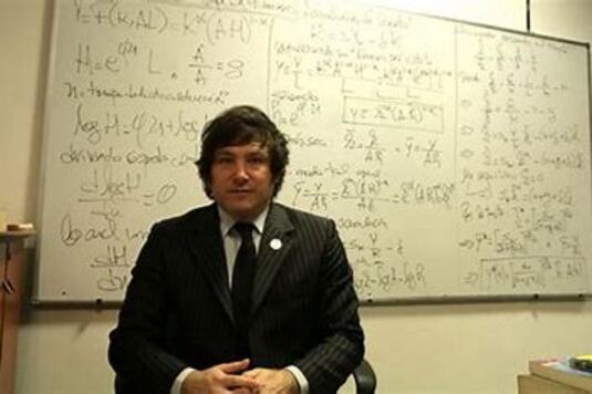 Con triunfo de J. Milei el Socialismo suramericano pierde espacios Con el eventual triunfo en las Primarias Argentinas PASO y ante las propuestas de Javier Milei para llegar a la presidencia de Argentina, se hace evidente grandes cambios en el cono sur. ¿Quién es Javier Milei, candidato presidencial de derecha? Carlos Rodríguez, asesor de La Libertad Avanza: Hay dos 'Mileis', una cosa es lo que dice y otra lo que hará. Javier Milei, el candidato de derecha a la presidencia de Argentina más votado este domingo en las elecciones primarias, abiertas, simultáneas y obligatorias (PASO), impulsa un plan que promete transformar el país en tres etapas que abarcarían 35 años. La plataforma electoral nacional de su partido, La Libertad Avanza ―donde formaliza su programa de gobierno―, señala que en una primera instancia se trabajaría en un recorte significativo del gasto público y una reforma para reducir impuestos, con una flexibilización en los ámbitos laboral, comercial y financiero. Las medidas de segunda generación incluirían una reforma para recortar los fondos que se destinan a jubilaciones y pensiones, una reducción del número de ministerios a ocho y disminución paulatina de los planes sociales. Y para concluir con el plan se prevé la “liquidación” del Banco Central y reformas de los sistemas de salud, educación y seguridad. Otras propuestas polémicas, como la dolarización de la economía, convierten a Milei en la gran novedad de la política argentina en las elecciones del próximo octubre de 2023. El diagnóstico de La Libertad Avanza Según el documento inscrito en la Cámara Nacional Electoral, La Libertad Avanza promueve valores como “la meritocracia, la defensa del derecho a la vida desde la concepción, la honestidad en la administración de los recursos públicos”, entre otros, y sienta sus bases en “el libre mercado y la libre competencia”. A la vez, plantea que lo que denomina “los gobiernos populistas y totalitarios” generaron un “Estado paternalista” que fomentó la “relajación de los esfuerzos” y desincentivó a las empresas privadas y a las personas “que terminaron quebrando o yéndose del país”. Las principales propuestas de la transformación de 35 años de Milei Entre las ideas que el libertario ha promovido públicamente y que se reflejan en el documento, destacan como los principales ejes la reforma económica, la competencia de monedas que podría culminar en una dolarización, la unificación del tipo de cambio, la reducción de gastos estatales y la privatización de empresas públicas. En términos tributarios, las reformas contemplan la eliminación y baja de impuestos, así como las retenciones y derechos de exportación y todo tipo de aranceles de importación para insumos. Libre porte de armas y militarización de cárceles El líder libertario ya lo había advertido: la desregulación de tenencia de armas de fuego para los ciudadanos es una de las medidas que figuran en la plataforma electoral. También se incluye la militarización de establecimientos penitenciarios “a fin de recomponer el sistema”. Entre otros puntos de seguridad, se evalúa estudiar la baja de la edad de imputabilidad de los menores, prohibir el ingreso de extranjeros con antecedentes penales y la deportación inmediata de aquellos que cometan delitos en el país. Polémico y provocativo, las declaraciones públicas del precandidato presidencial por La Libertad Avanza agitan la conversación pública. Él puso muchas propuestas sobre la mesa informalmente en reiteradas oportunidades, aunque en su plataforma brilla por su ausencia la que se refiere al libre comercio de órganos. Sin embargo, hay quienes dudan ―incluso asesores cercanos. Lo que si se afirma en términos de la ciencia política, es que con los problemas de Maduro en Venezuela, los de Petro en Colombia y la irracionalidad en Nicaragua, el socialismo y el populismo, continuaran perdiendo espacios.