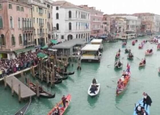 La ciudad italiana tan famosa por sus canales y su riqueza cultural se enfrenta a graves amenazas por el exceso de turismo el cambio climático y el desarrollo urbano.