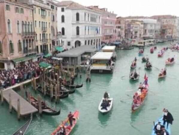 La ciudad italiana tan famosa por sus canales y su riqueza cultural se enfrenta a graves amenazas por el exceso de turismo el cambio climático y el desarrollo urbano.