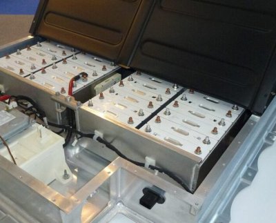 La alta demanda de baterías de iones de litio en automóviles responde a incentivos a la producción y consumo de autos eléctricos para contrarrestar el cambio climático.