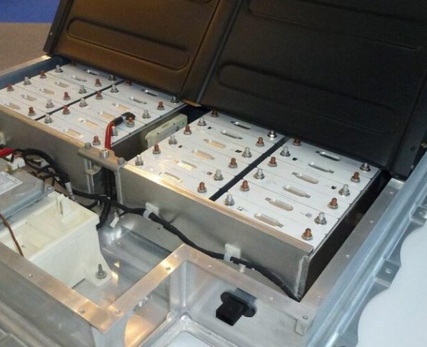 La alta demanda de baterías de iones de litio en automóviles responde a incentivos a la producción y consumo de autos eléctricos para contrarrestar el cambio climático.