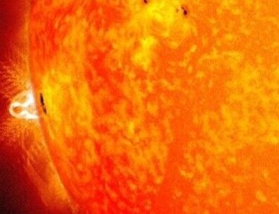 Las manchas solares son el resultado de las perturbaciones en el campo magnético derivado de su propio ciclo solar y cada 11 años se invierte su polaridad.