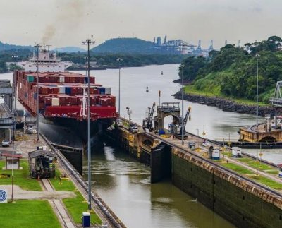 Los expertos señalan que las restricciones al tránsito por esta vía marítima a causa de la falta de precipitaciones podrían alterar las cadenas de suministro a nivel mundial.