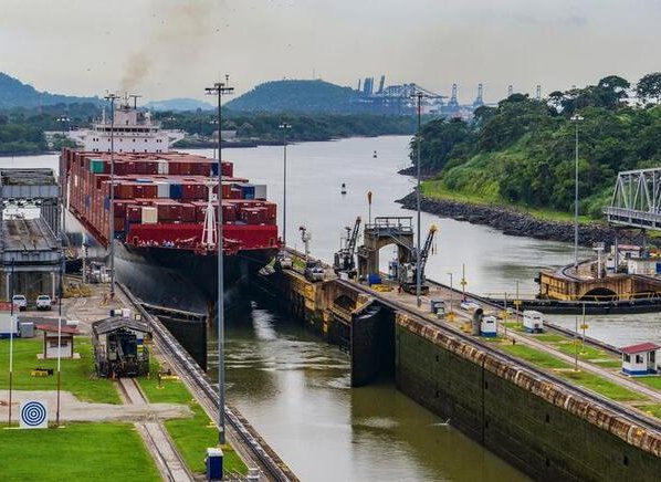 Los expertos señalan que las restricciones al tránsito por esta vía marítima a causa de la falta de precipitaciones podrían alterar las cadenas de suministro a nivel mundial.