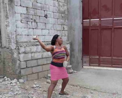 La policía haitiana dice estar investigando la muerte de varias personas que se dieron cita en una iglesia local para hacer frente a una de las pandillas que azota Puerto Príncipe