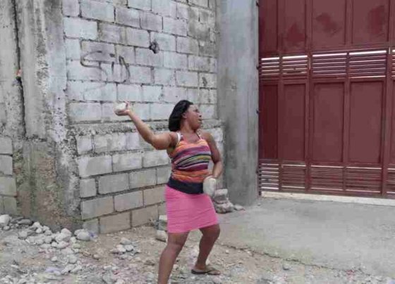 La policía haitiana dice estar investigando la muerte de varias personas que se dieron cita en una iglesia local para hacer frente a una de las pandillas que azota Puerto Príncipe