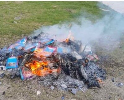 Un grupo de padres de alumnos quemaron los libros escolares elaborados por el Gobierno de México por enseñar "comunismo" y "homosexualismo.