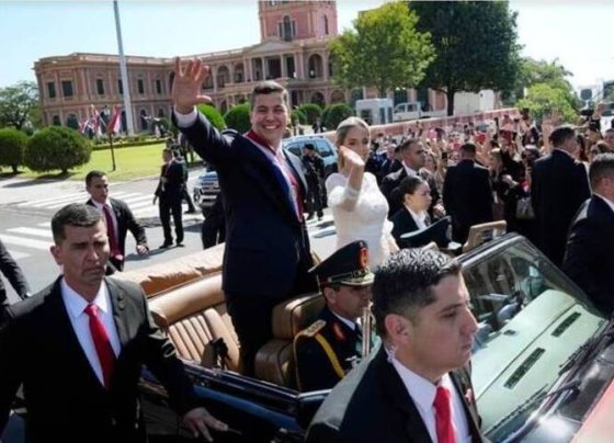 El economista Santiago Peña asumió el martes como nuevo presidente de Paraguay con la promesa de promover la prosperidad para todos en su país