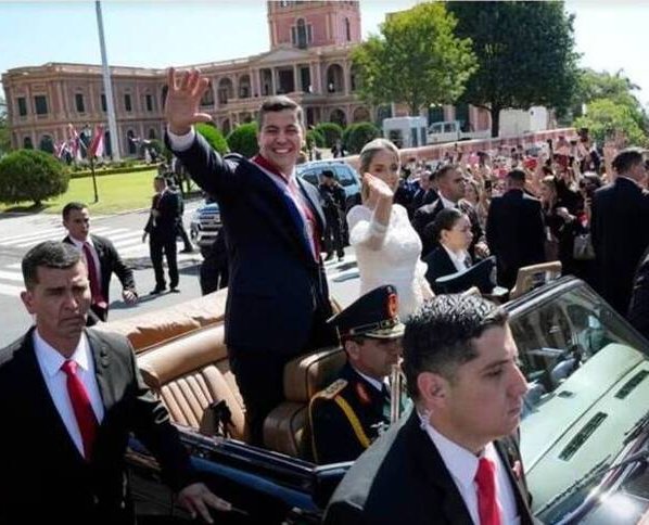 El economista Santiago Peña asumió el martes como nuevo presidente de Paraguay con la promesa de promover la prosperidad para todos en su país