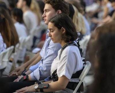 El objetivo de los chalecos junto con bandas en las muñecas o los tobillos es permitir una experiencia corporal completa.