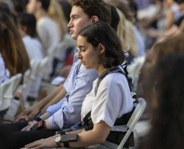 El objetivo de los chalecos junto con bandas en las muñecas o los tobillos es permitir una experiencia corporal completa.