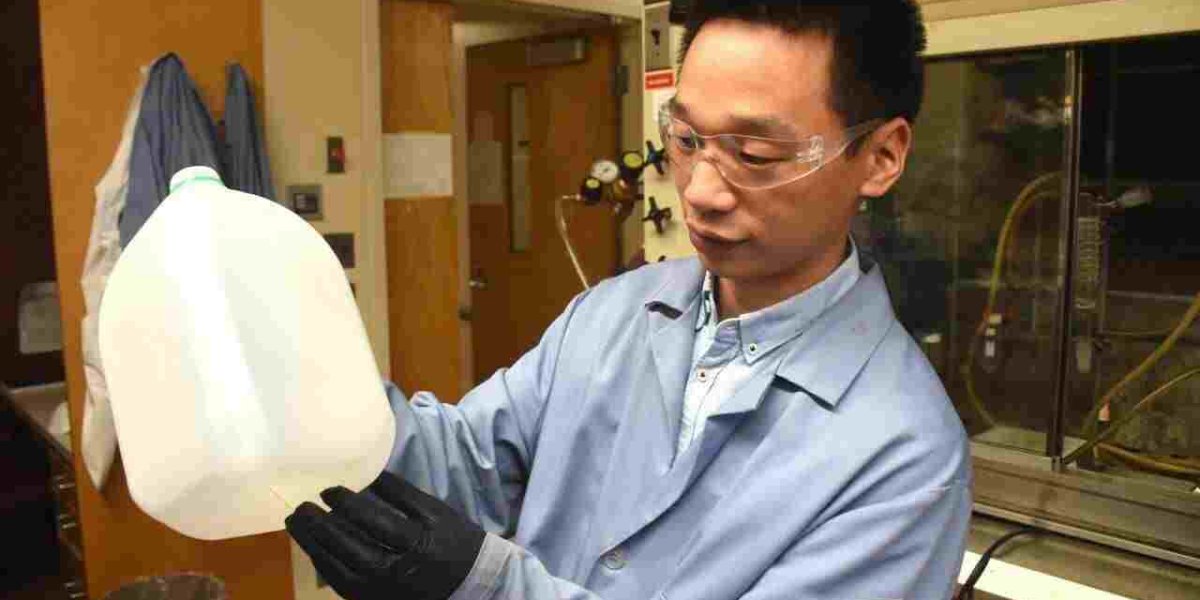 Investigadores del departamento de Química de Virginia Tech (EE.UU.) han dado con una nueva forma de reciclar al transformar desde cartones hasta bolsas de plástico en jabón.